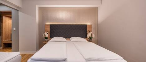 Comfort Triple Room | Hypo-allergenic bedding, individually decorated, desk, blackout drapes