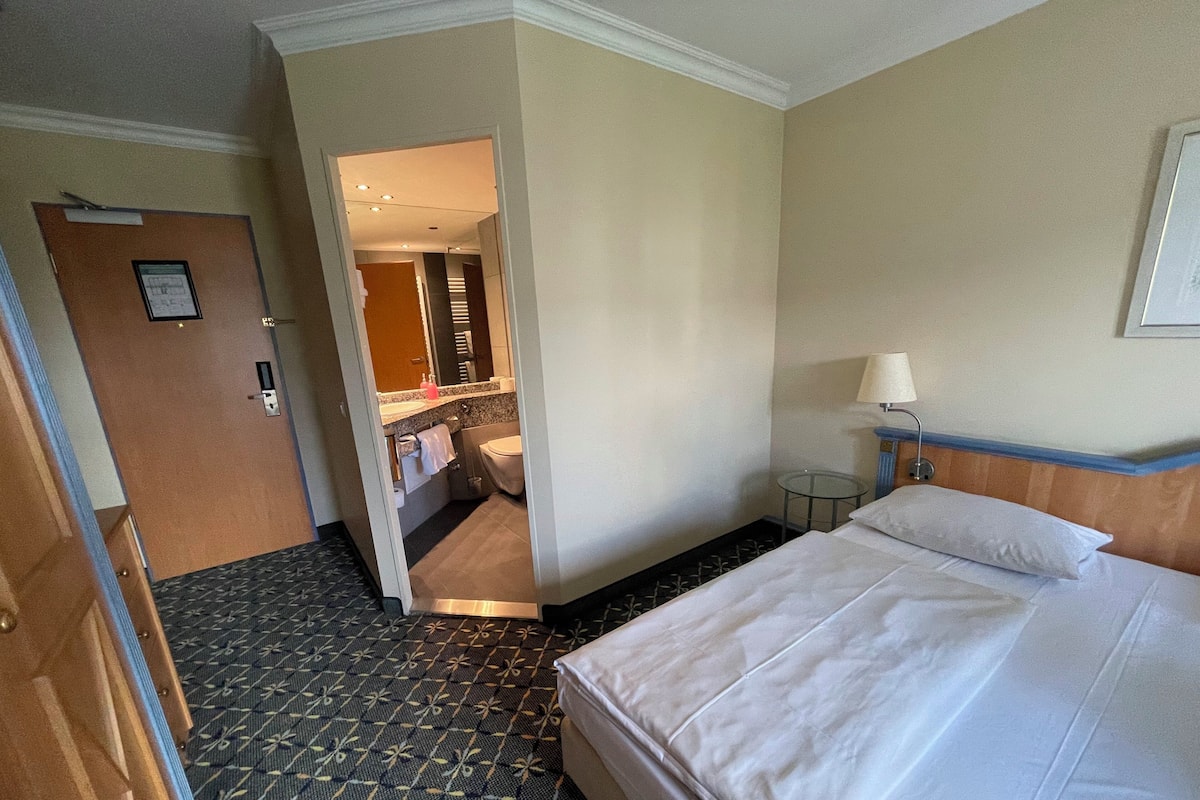 Classic Double Room, 1 Queen Bed | In-room safe, desk, free WiFi, bed sheets