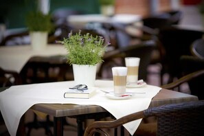 Breakfast served, international cuisine - Country Hotel Timmendorfer Strand (Timmendorfer Strand)