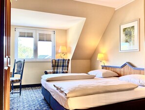 In-room safe, desk, free WiFi, bed sheets - Country Hotel Timmendorfer Strand (Timmendorfer Strand)