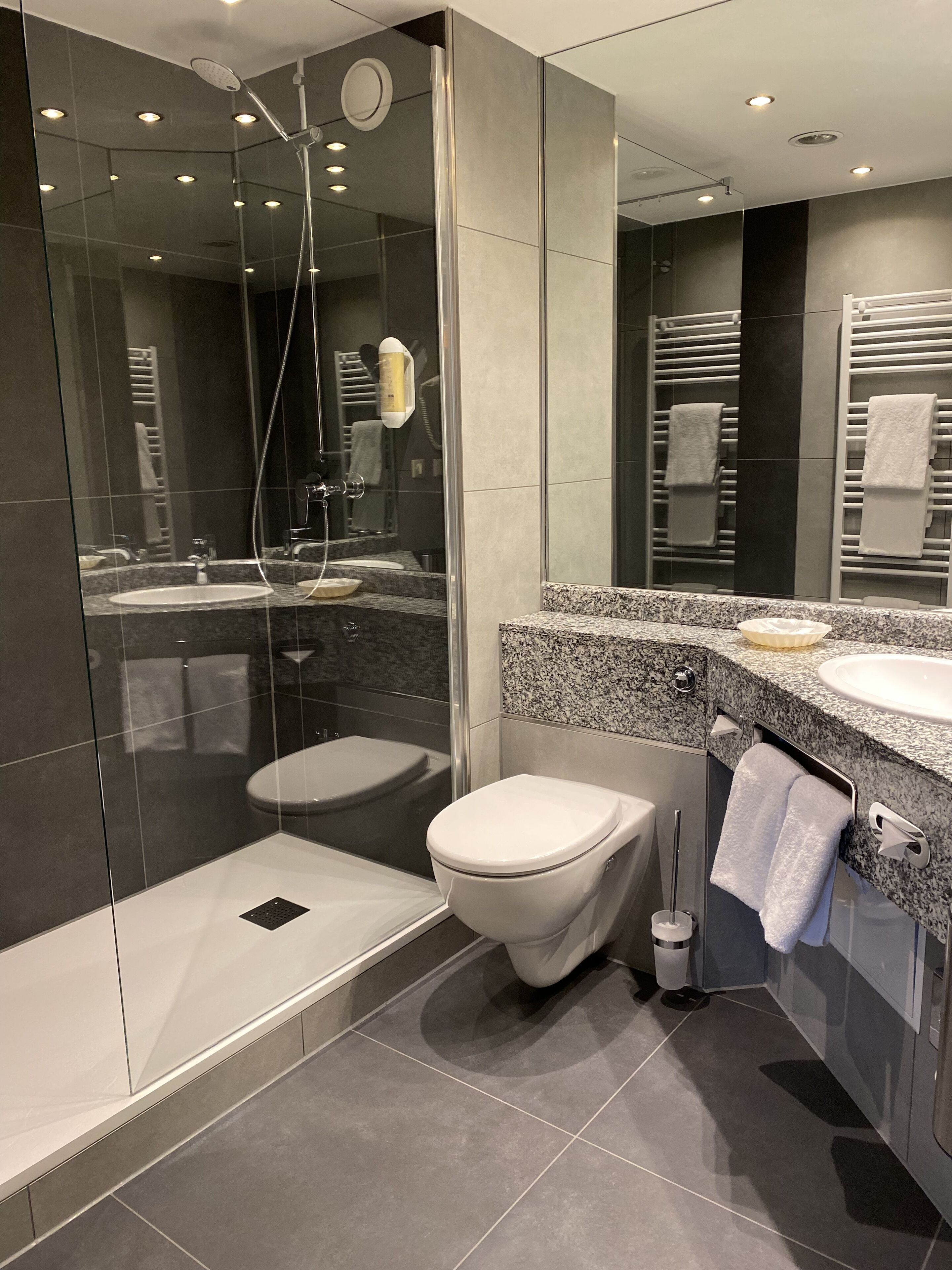 combined shower/bathtub, hair dryer, towels