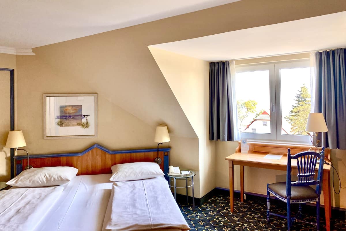 Deluxe Room, 1 King Bed (no balcony) | In-room safe, desk, free WiFi, bed sheets