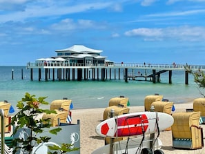 A beachside pier with a restaurant and lounge chairs. - Country Hotel Timmendorfer Strand (Timmendorfer Strand)