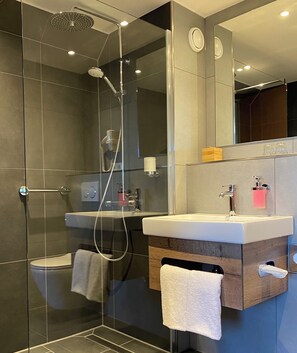 Combined shower/tub, hair dryer, towels - Country Hotel Timmendorfer Strand (Timmendorfer Strand)