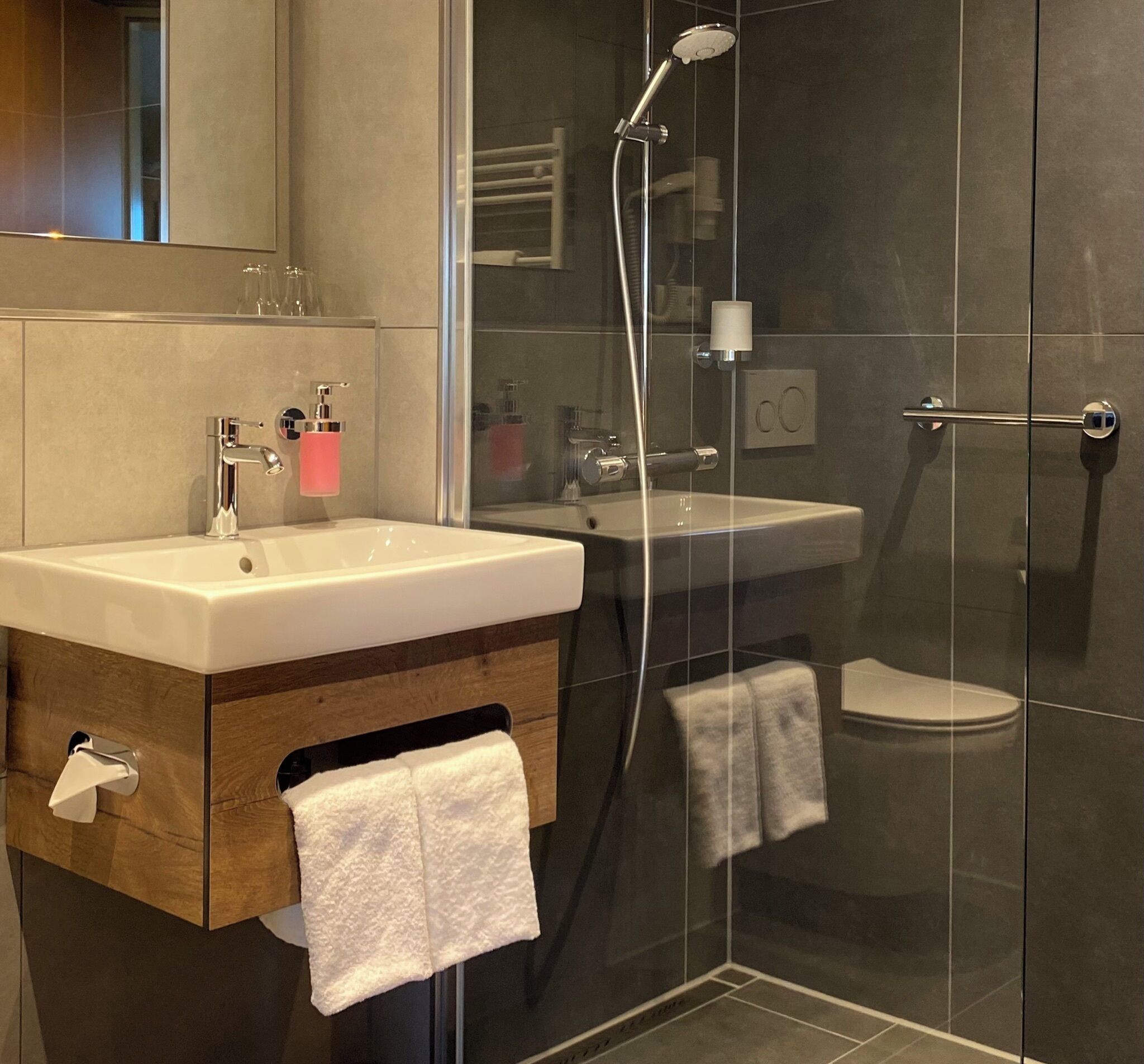 combined shower/bathtub, hair dryer, towels