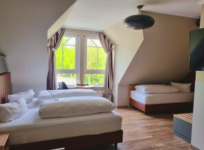 Family Double Room | Hypo-allergenic bedding, blackout curtains, iron/ironing board - Wildeshauser Hof (Wildeshausen)