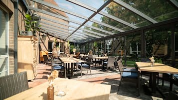 Serviço de café da manhã, culinária mediterrânea, vistas para o jardim