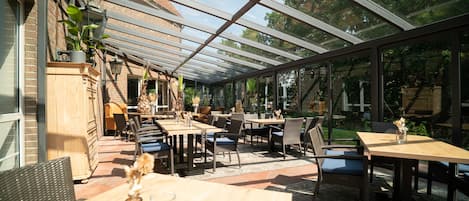 Se sirven desayunos, cenas y cocina mediterránea con vista al jardín