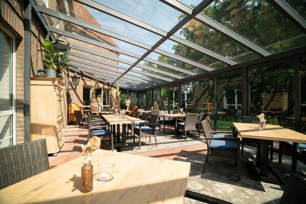 Petit déjeuner et dîner servis sur place, vue sur le jardin
