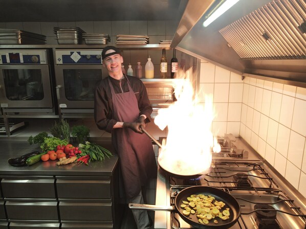 Serveert ontbijt, diner, Mediterrane gerechten, tuinzicht 