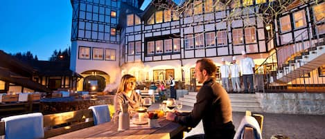 2 ravintolaa, joissa tarjoillaan aamiainen; kansainvälinen keittiö