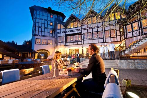 2 restaurants; breakfast and dinner served