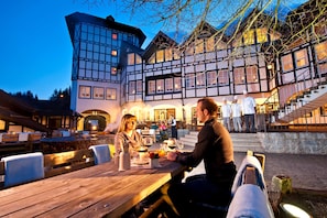 2 restaurants, breakfast, dinner served; international cuisine