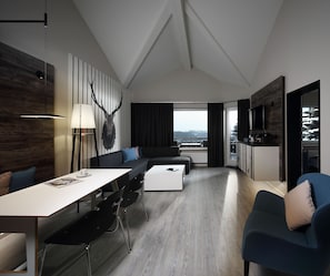 Comfort Apartment | Minibar, in-room safe, blackout curtains, soundproofing