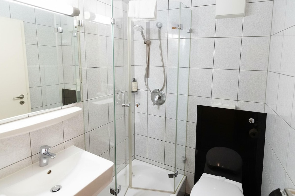 Quarto econômico, 1 cama de solteiro | 1 quarto, roupas de cama premium, escrivaninha
