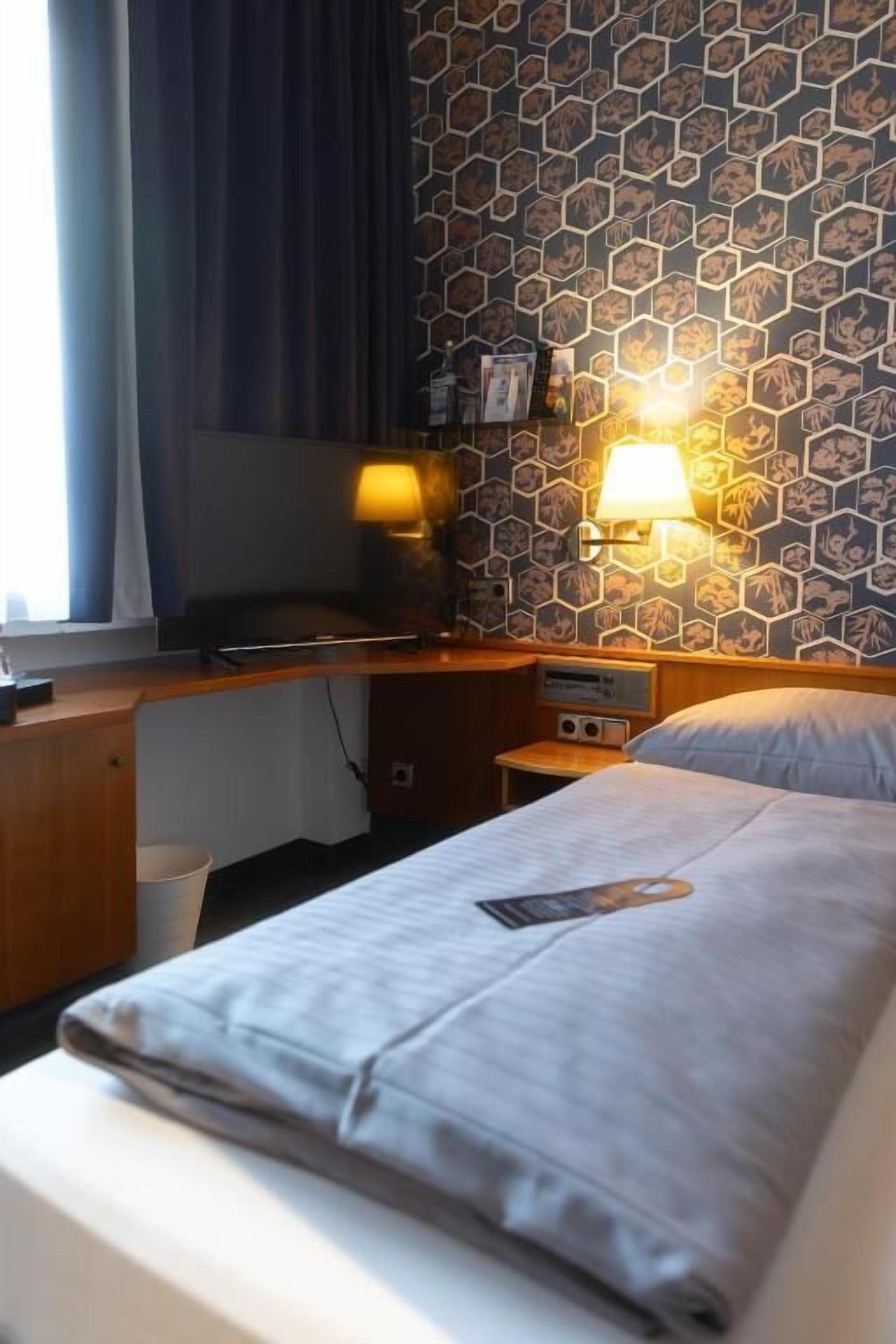 Economy-huone, 1 yhden hengen sänky | 1 makuuhuone, ylelliset vuodevaatteet, työpöytä