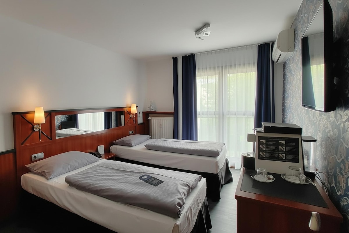 Quarto clássico, 2 camas de solteiro | 1 quarto, roupas de cama premium, escrivaninha