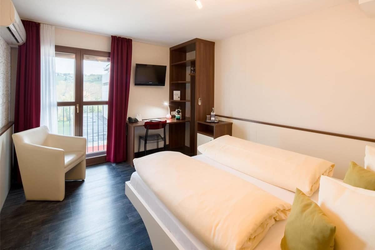 1 Schlafzimmer, hochwertige Bettwaren, Schreibtisch