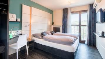 1 bedroom, premium bedding, desk, laptop workspace