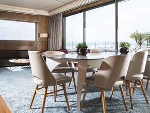 Ropa de cama de alta calidad, cubrecamas y minibar 