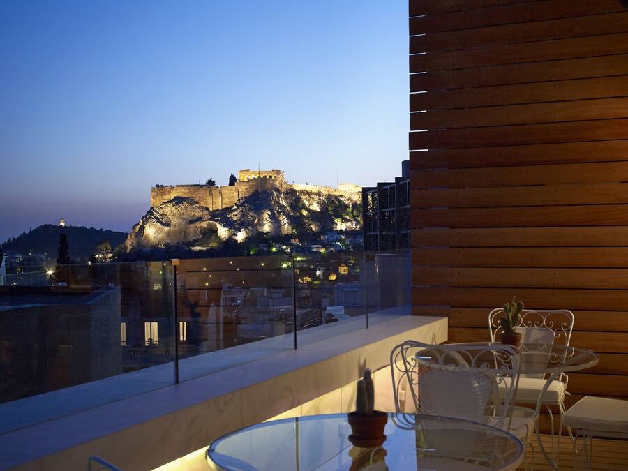 Breakfast, lunch, dinner served; Mediterranean cuisine