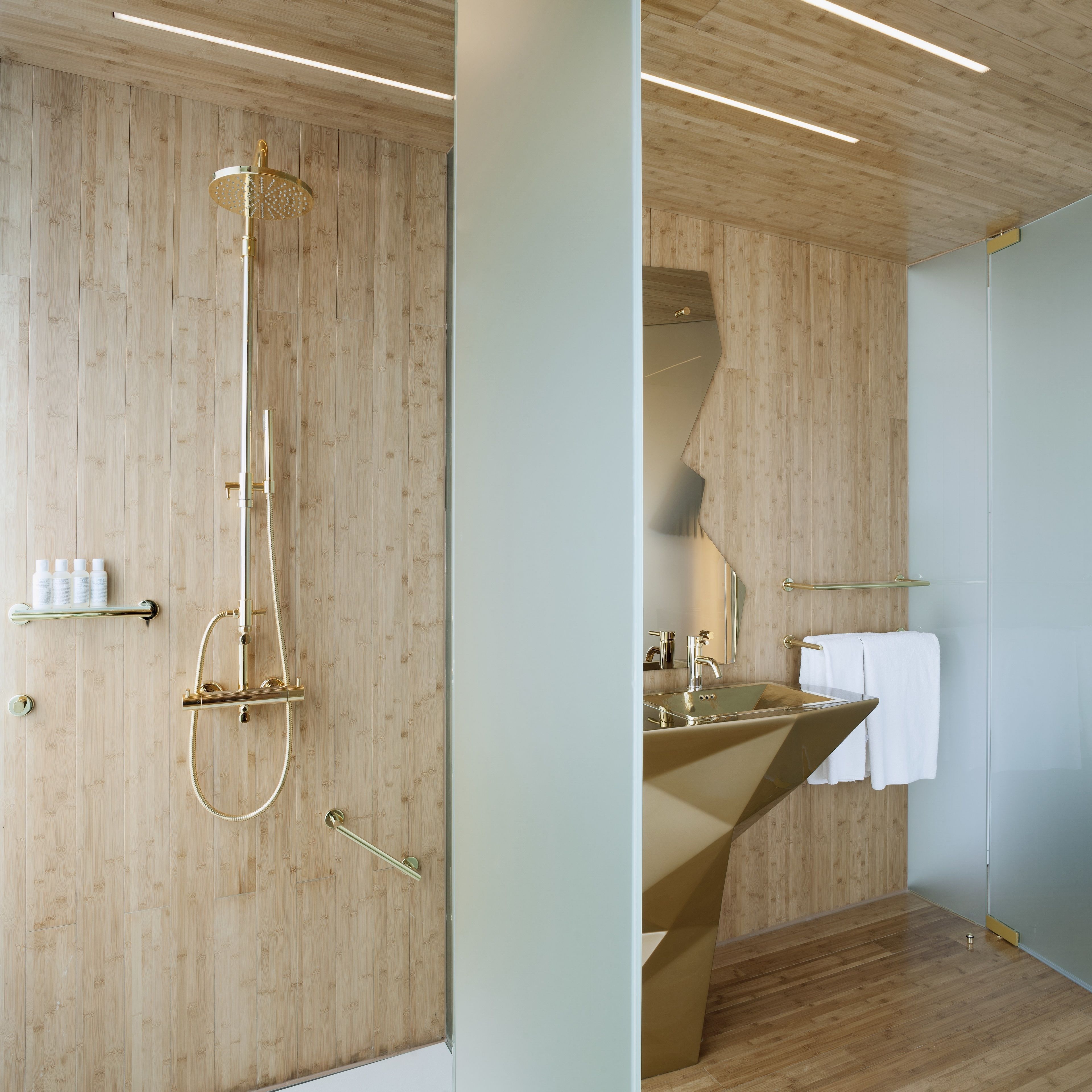 Studio | Bad | Dusj, regndusjhode, designertoalettartikler og hårføner