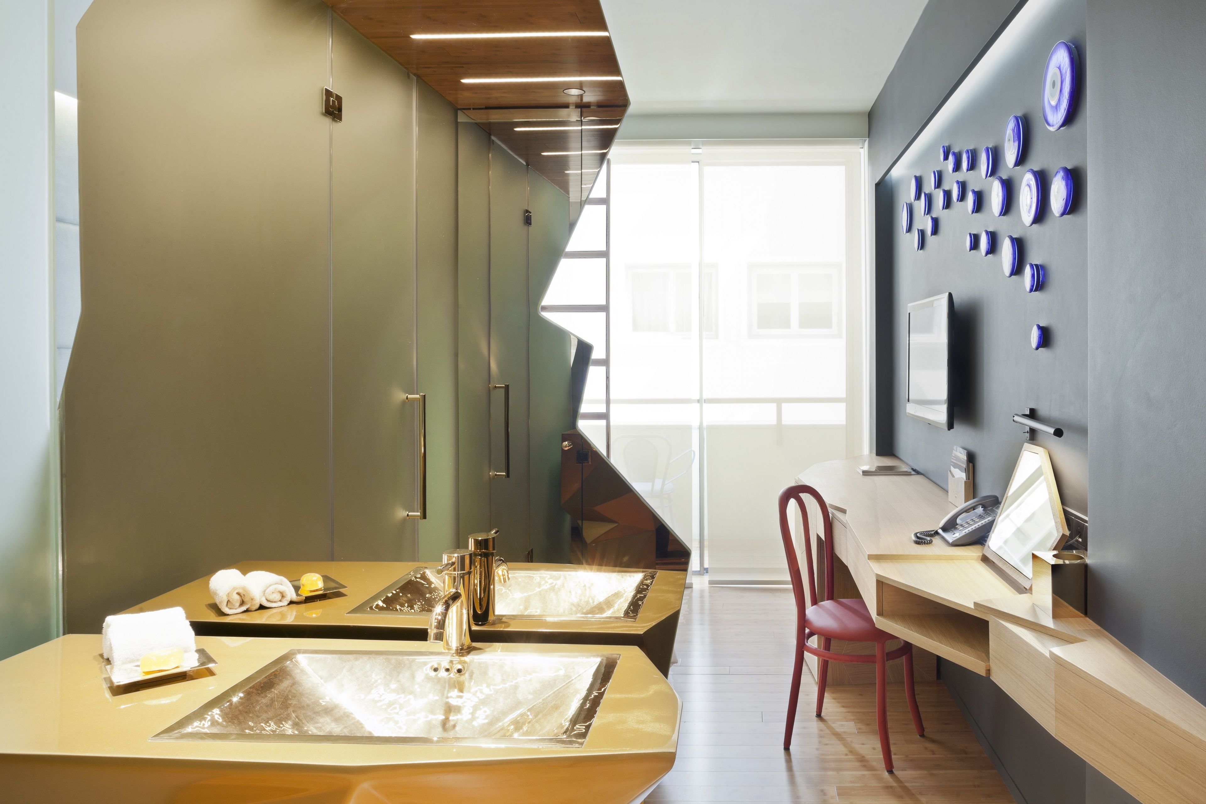 plasma tv, ipod dock, pay films