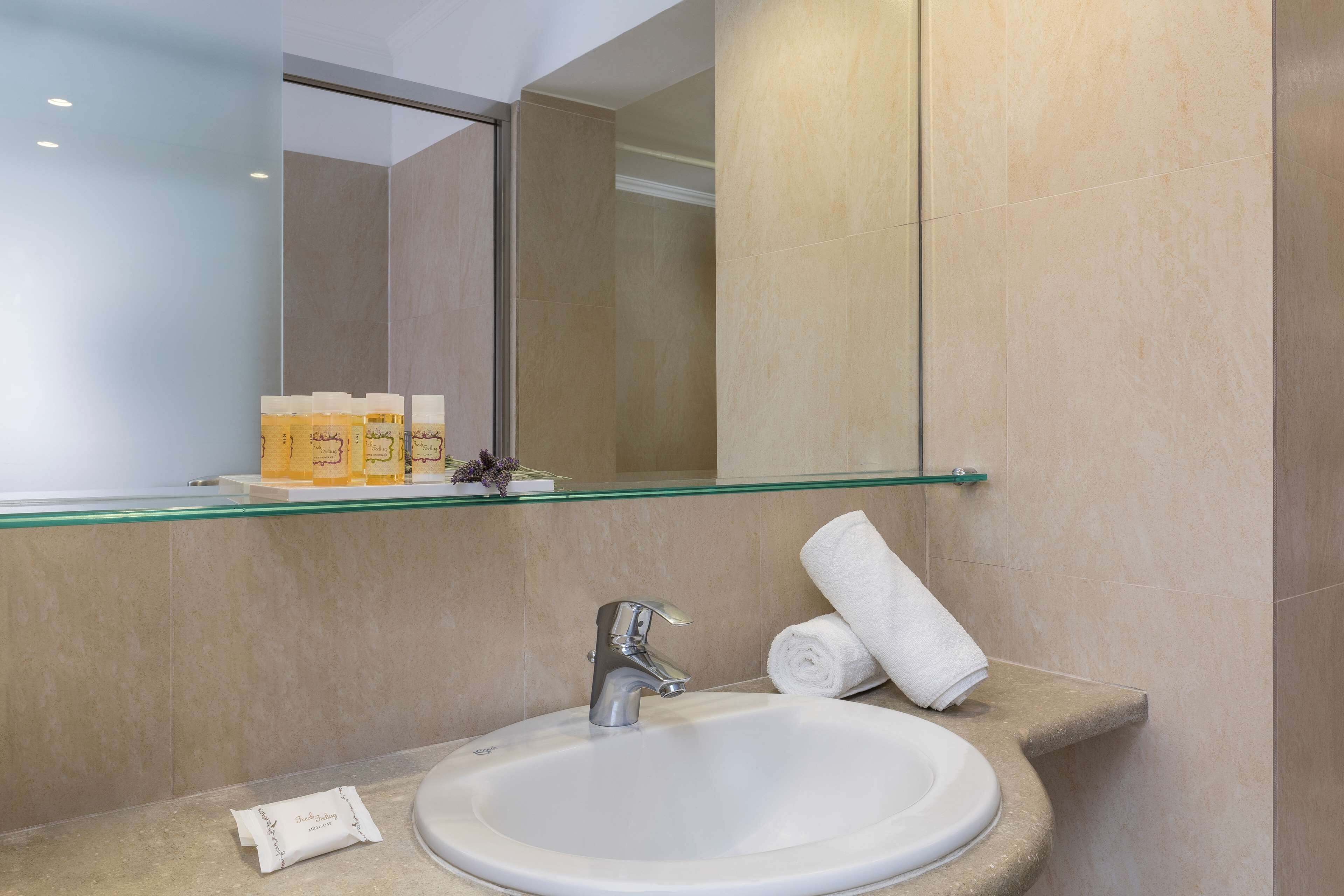 combined shower/bathtub, eco-friendly toiletries, hair dryer, towels