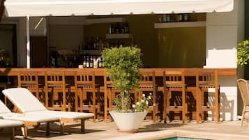 Bar en bord de piscine