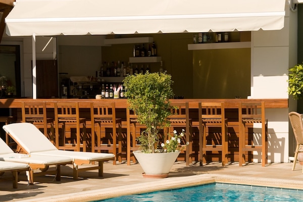 Bar junto a la piscina