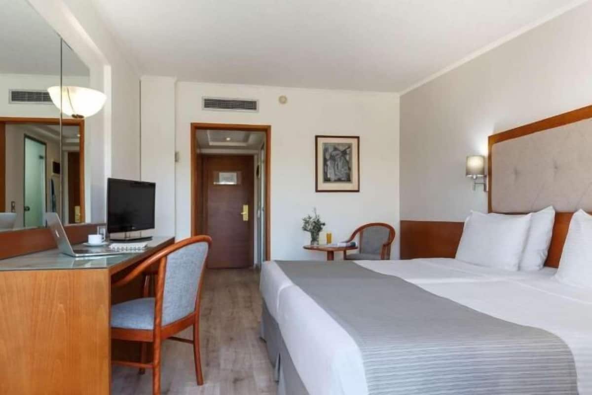 Egyptian cotton sheets, premium bedding, minibar, in-room safe