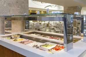 Petit déjeuner, déjeuner et dîner servis sur place