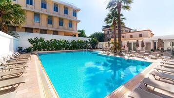 Kauden mukainen ulkouima-allas, aurinkovarjoja, aurinkotuoleja