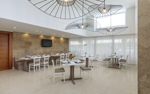 Breakfast, lunch and dinner served - Best Western Plus Hotel Plaza (Rhodes)