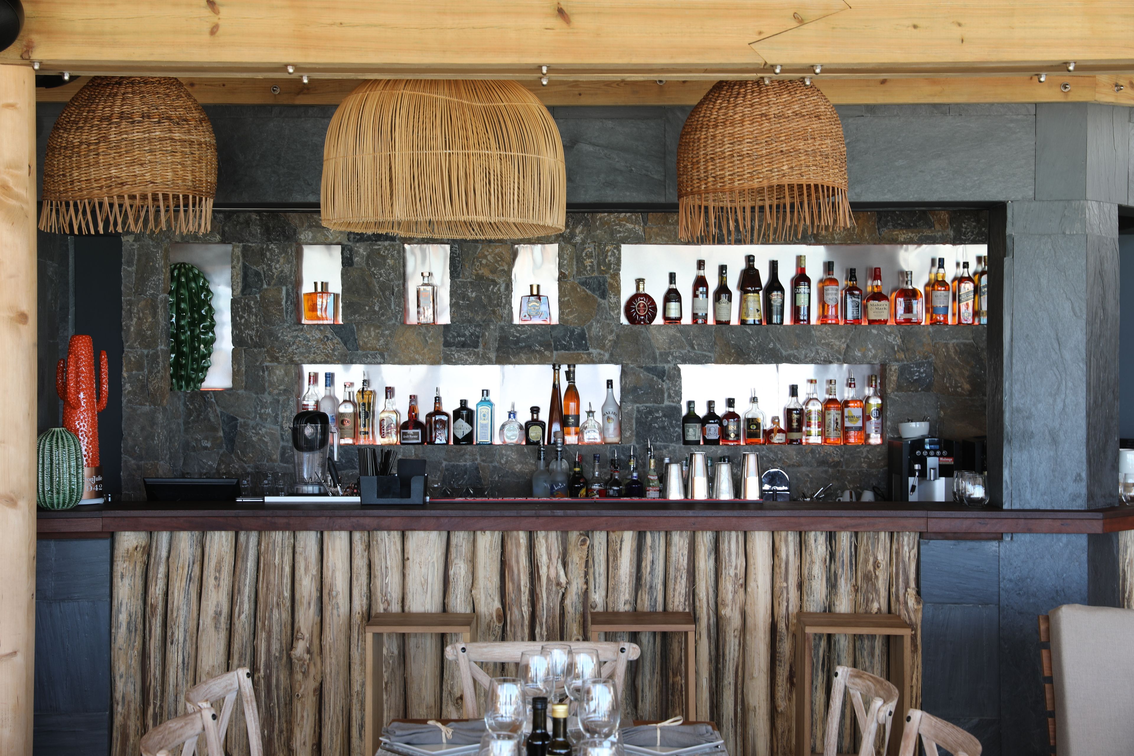 2 bars/lounges, beach bar