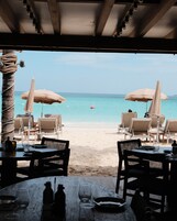 Phục vụ bữa sáng, bữa trưa và bữa tối