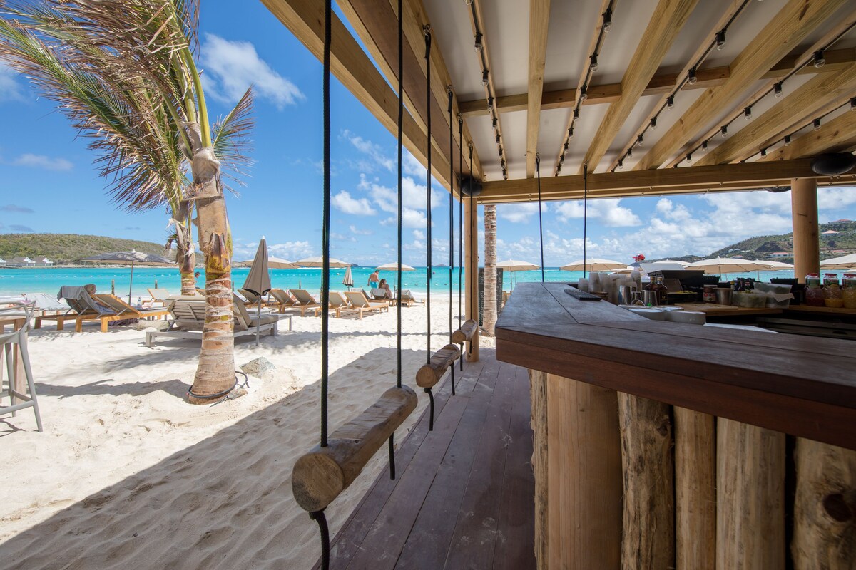 Plage, sable blanc, chaises longues, parasols