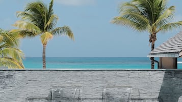 Utomhuspool och solstolar