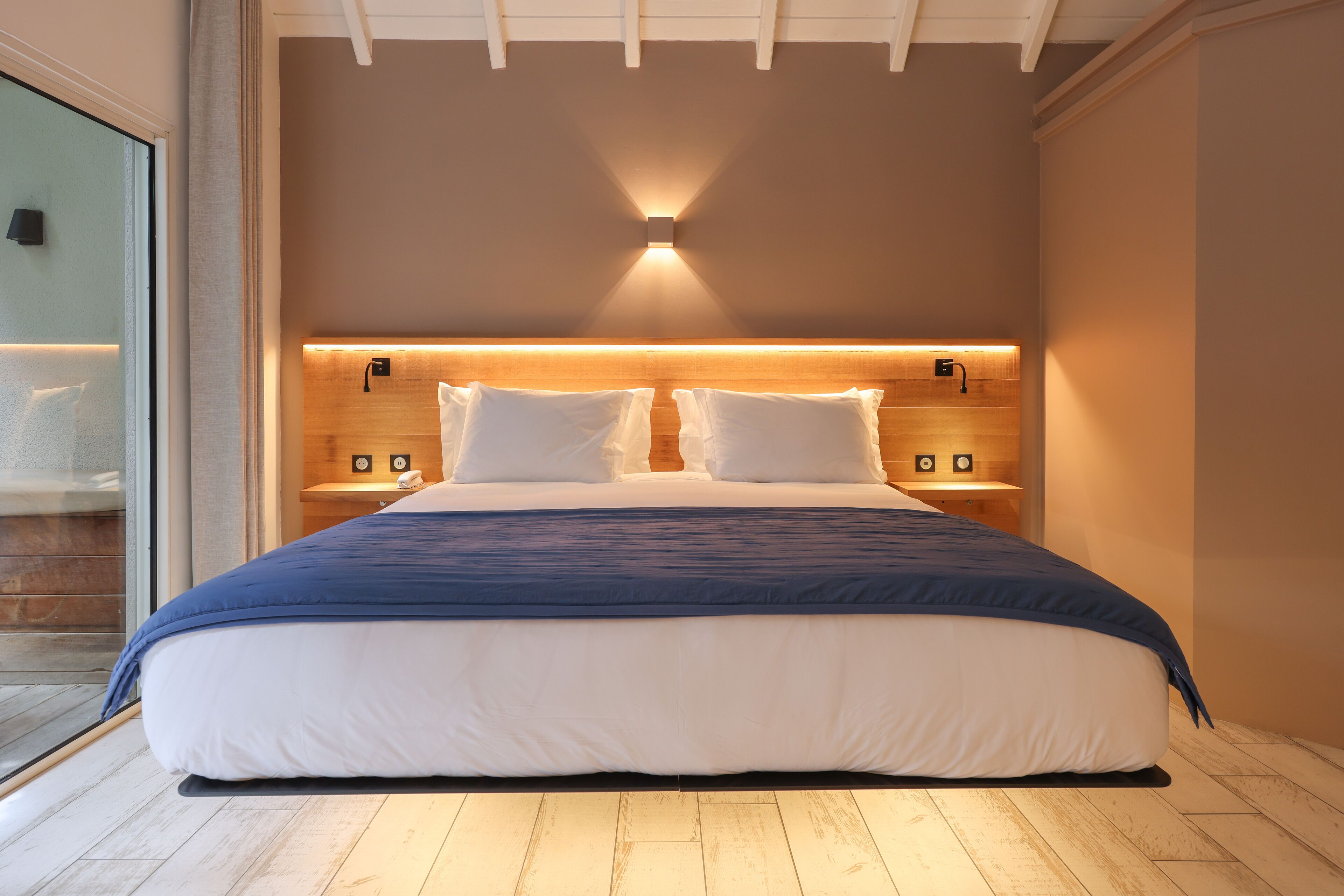 superior room, garden view | hypo-allergenic bedding, minibar, in-room safe, desk