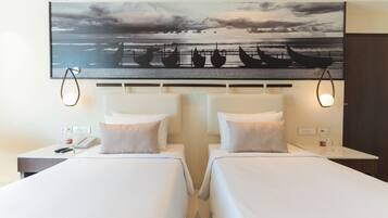 Premium-Zweibettzimmer (Sunset View) | Minibar, Zimmersafe, Schreibtisch, laptopgeeigneter Arbeitsplatz