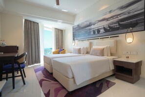 Minibar, coffres-forts dans les chambres, bureau