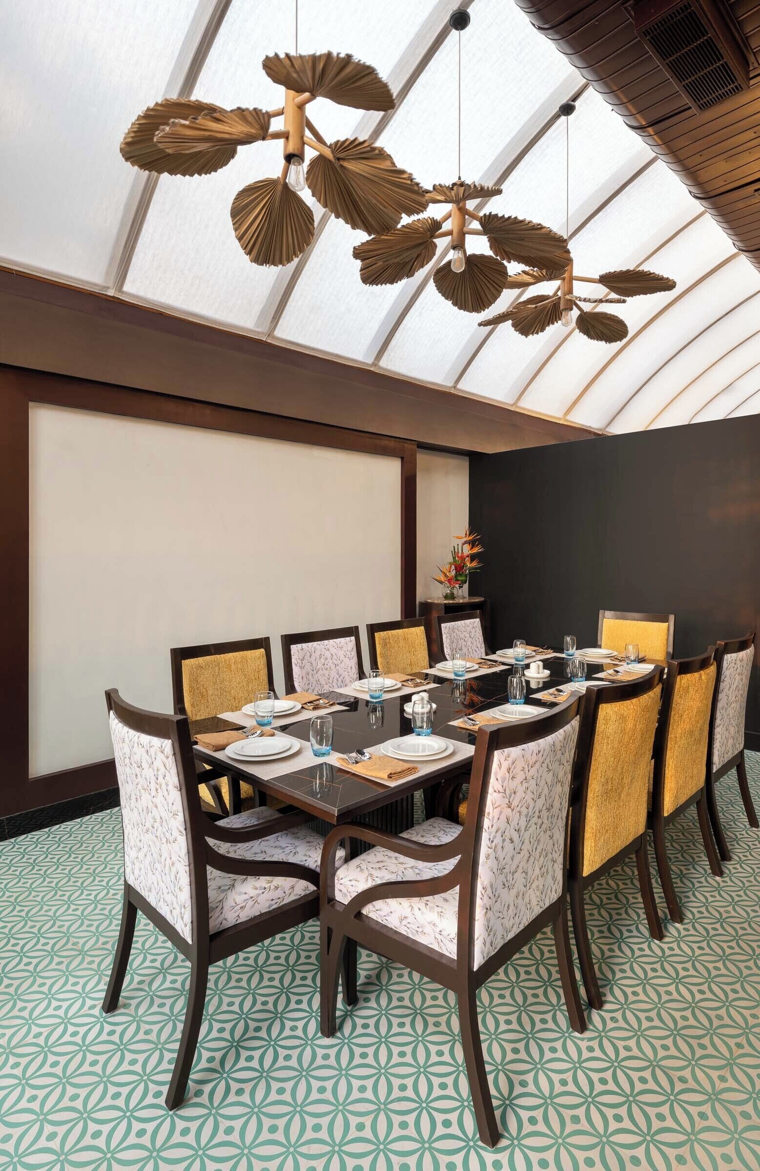 3 restaurants, breakfast served