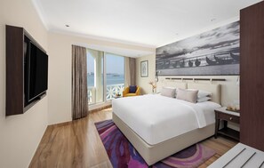 Premium Suite | Minibar, in-room safe, desk, laptop workspace