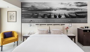 Premium Room (Sunset View) | Minibar, in-room safe, desk, laptop workspace - Vivanta Ernakulam, Marine Drive (Kanayannur)