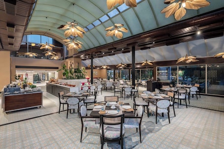 3 restaurants, breakfast served