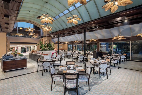 3 restaurants, breakfast served