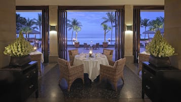 Frühstück, Mittagessen, internationale Küche, Blick auf den Pool