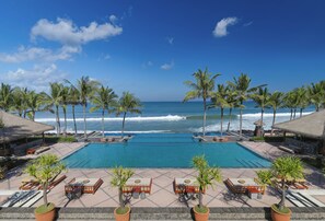 3 outdoor pools, pool umbrellas, pool loungers