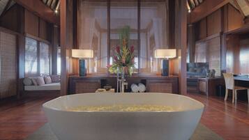 Hus (The Beach) | Bad | Separat badekar og dusj, dype avslapningsbadekar og regndusjhode