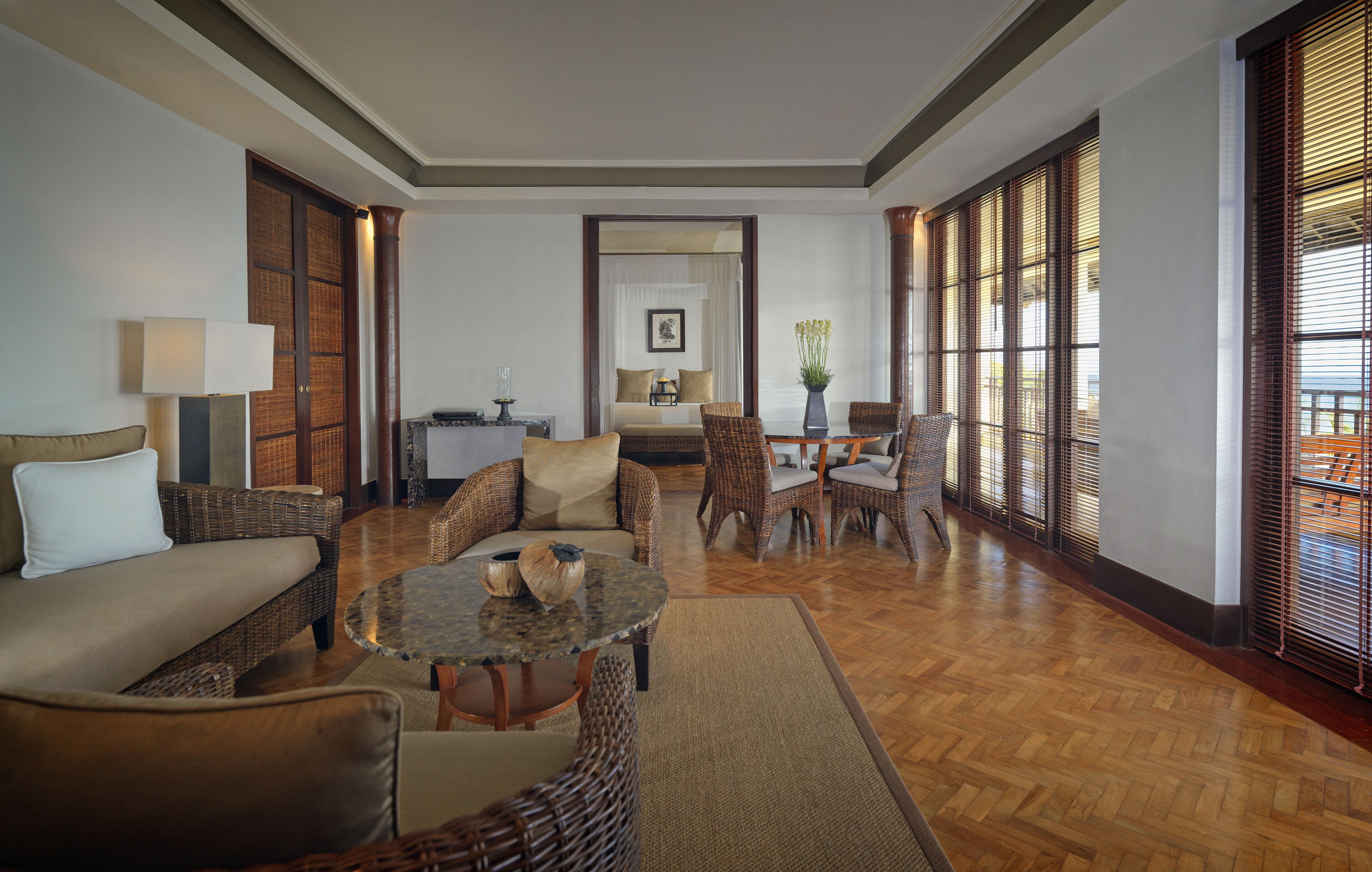 Un salón espacioso con sofá, sillas, una mesa de centro y comedor.